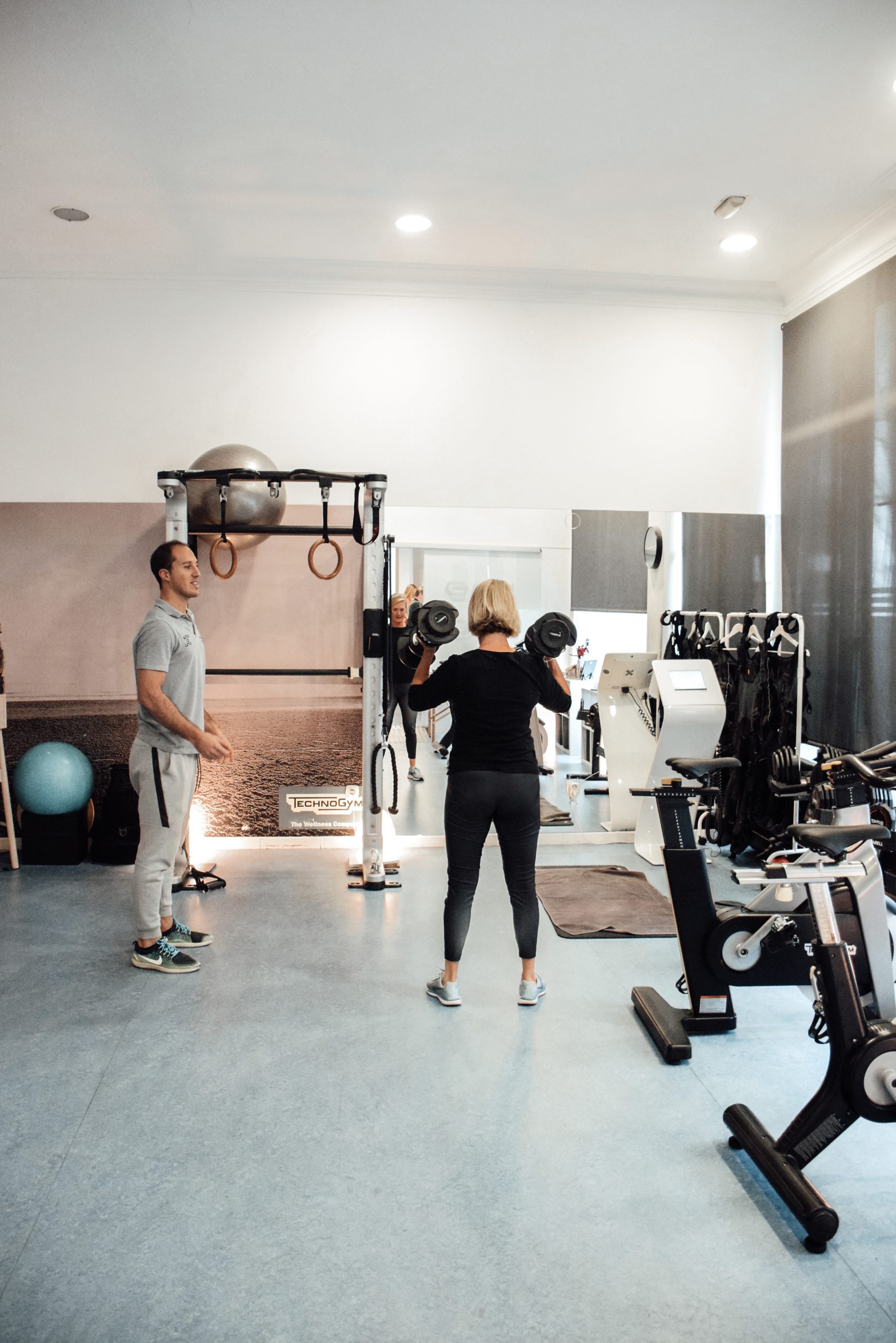 MUJERES Y ENTRENAMIENTO DE FUERZA • Uno a uno